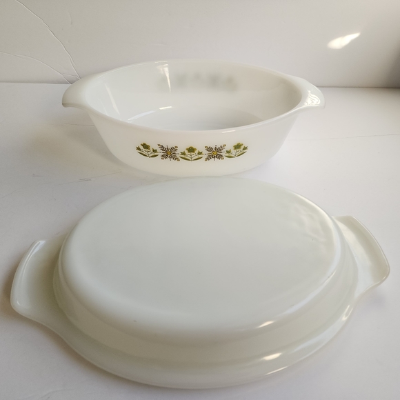 Anchor Hocking green Meadow casserole dish with lid - Picture 6 of 8